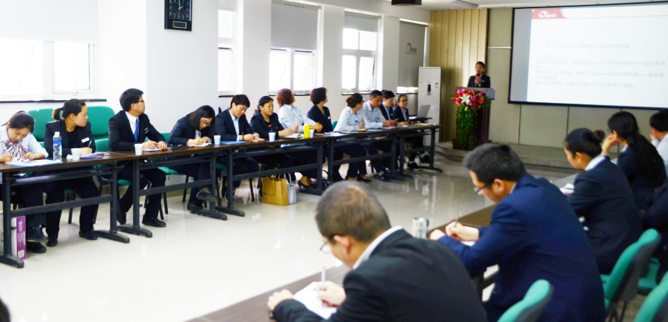 索克物业召开月度质量分析会暨香漫湖庄园产品推介会