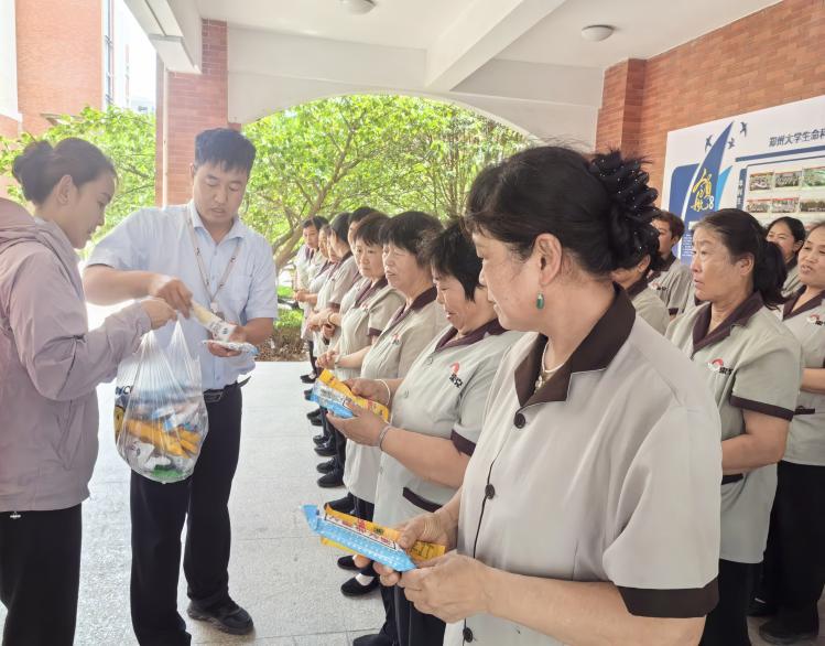 您烈日“炙烤”下服务不打烊，我送来“清凉”守护您健康