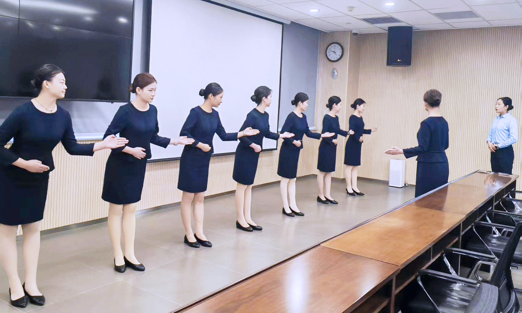 以礼仪之美，展文明之韵|索克服务交通银行项目开展会服礼仪培训